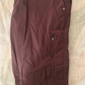 Vuori Women's Pants in Burgundy